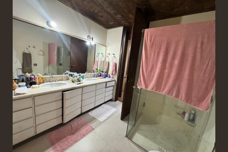 Casa à venda com 875m², 4 quartos e 4 vagasBanheiro Suite amaricana 