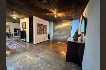Casa à venda com 875m², 4 quartos e 4 vagasPorta de entrada