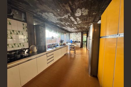 Casa à venda com 875m², 4 quartos e 4 vagasCozinha 