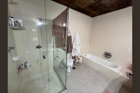 Casa à venda com 875m², 4 quartos e 4 vagasBanheiro suíte amaricana 