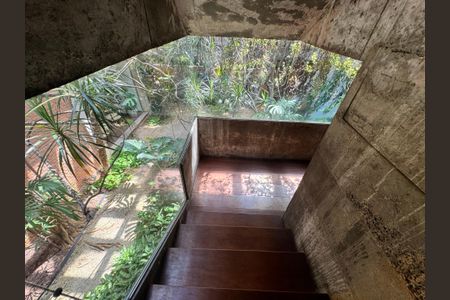Casa à venda com 875m², 4 quartos e 4 vagasEscada superior 
