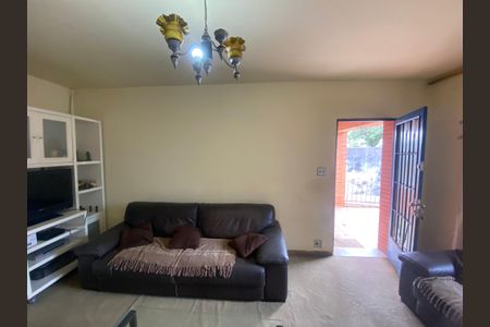 Casa à venda com 118m², 2 quartos e 5 vagasSala