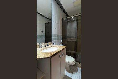 Casa de condomínio para alugar com 200m², 3 quartos e 2 vagas Casa de condomínio para alugar com 200m², 3 quartos e 2 vagasBanheiro da Suíte 2 e Social