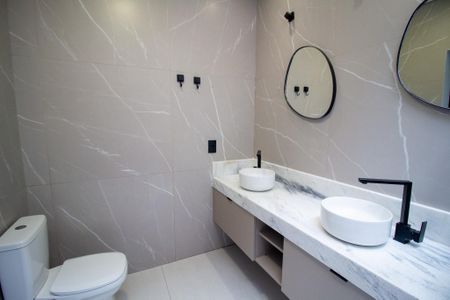 Casa de condomínio para alugar com 170m², 3 quartos e 2 vagas Casa de condomínio para alugar com 170m², 3 quartos e 2 vagasBanheiro da Suíte 1