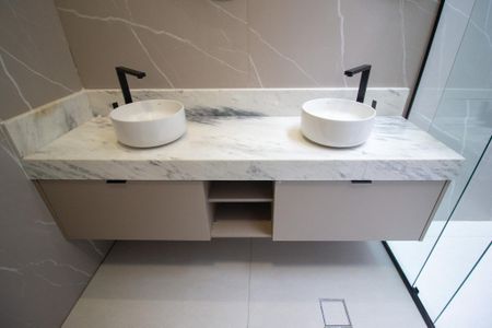 Casa de condomínio para alugar com 170m², 3 quartos e 2 vagas Casa de condomínio para alugar com 170m², 3 quartos e 2 vagasBanheiro da Suíte 1