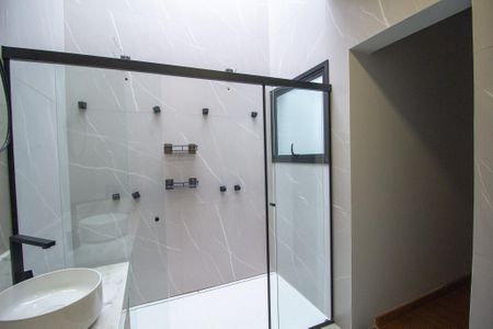 Casa de condomínio para alugar com 170m², 3 quartos e 2 vagas Casa de condomínio para alugar com 170m², 3 quartos e 2 vagasBanheiro da Suíte 1