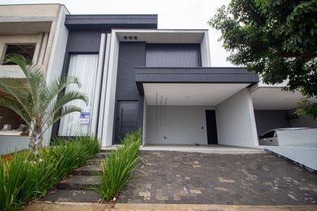 Casa de condomínio para alugar com 170m², 3 quartos e 2 vagas Casa de condomínio para alugar com 170m², 3 quartos e 2 vagasFachada