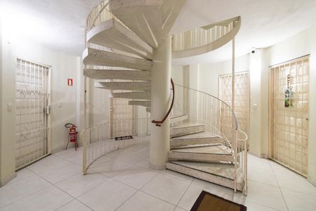 Apartamento à venda com 53m², 1 quarto e 1 vaga Apartamento à venda com 53m², 1 quarto e 1 vagaEscada