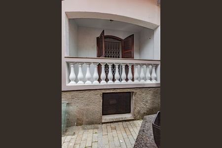 Casa à venda com 170m², 3 quartos e 4 vagas Casa à venda com 170m², 3 quartos e 4 vagasVaranda