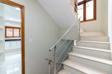 Casa à venda com 250m², 3 quartos e 3 vagas Casa à venda com 250m², 3 quartos e 3 vagasEscada do Térreo