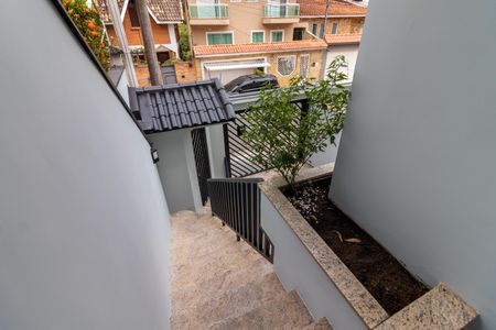 Casa à venda com 250m², 3 quartos e 3 vagas Casa à venda com 250m², 3 quartos e 3 vagasEscada de Entrada