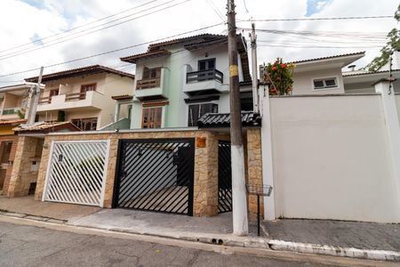 Casa à venda com 250m², 3 quartos e 3 vagas Casa à venda com 250m², 3 quartos e 3 vagasFachada