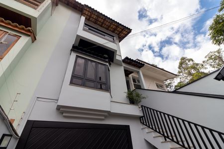 Casa à venda com 250m², 3 quartos e 3 vagas Casa à venda com 250m², 3 quartos e 3 vagasFachada