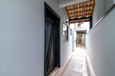 Casa à venda com 250m², 3 quartos e 3 vagas Casa à venda com 250m², 3 quartos e 3 vagasCorredor Lateral