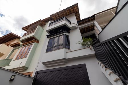Casa à venda com 250m², 3 quartos e 3 vagas Casa à venda com 250m², 3 quartos e 3 vagasFachada