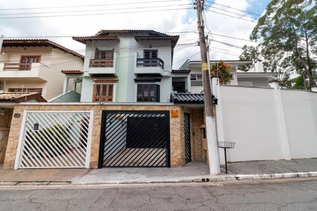 Casa à venda com 250m², 3 quartos e 3 vagas Casa à venda com 250m², 3 quartos e 3 vagasFachada