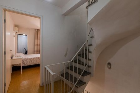 Apartamento à venda com 63m², 2 quartos e sem vagaEscada