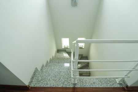 Casa à venda com 184m², 3 quartos e 5 vagas Casa à venda com 184m², 3 quartos e 5 vagasEscada