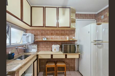 Cozinha de apartamento para alugar com 3 quartos, 40m² em Jardim Belmar, Guarujá