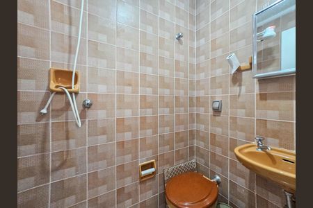 Banheiro de Serviço de apartamento para alugar com 3 quartos, 40m² em Jardim Belmar, Guarujá