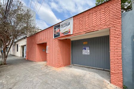 Casa para alugar com 354m², 3 quartos e 8 vagasFachada + plaquinha