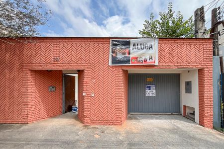 Casa para alugar com 354m², 3 quartos e 8 vagasFachada + plaquinha