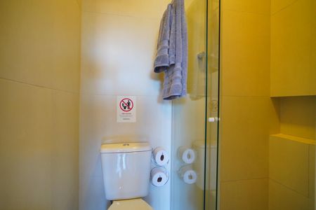 Banheiro  de kitnet/studio para alugar com 1 quarto, 28m² em Protásio Alves, Porto Alegre