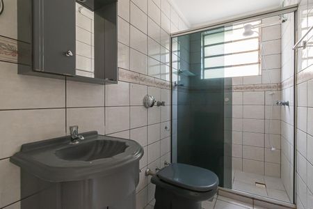 Banheiro de apartamento à venda com 2 quartos, 46m² em Independência, Porto Alegre