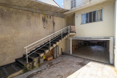 Casa à venda com 270m², 4 quartos e 5 vagasEscada de entrada