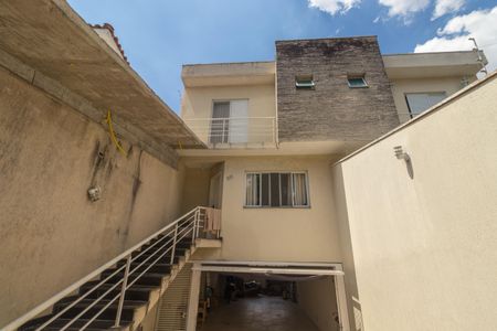Casa à venda com 270m², 4 quartos e 5 vagasEscada de entrada