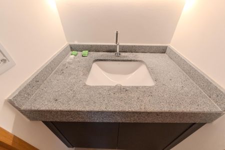 Banheiro de kitnet/studio para alugar com 1 quarto, 42m² em República, São Paulo