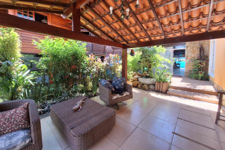 Casa de condomínio à venda com 380m², 3 quartos e 4 vagasQuintal