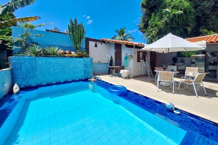 Casa de condomínio à venda com 380m², 3 quartos e 4 vagasQuintal