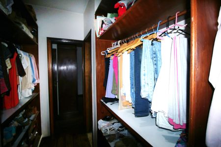 Casa à venda com 335m², 4 quartos e 4 vagasCloset