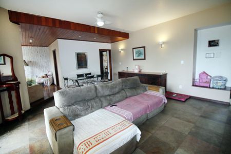 Casa à venda com 335m², 4 quartos e 4 vagasSala