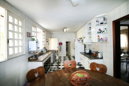 Casa à venda com 335m², 4 quartos e 4 vagasCozinha