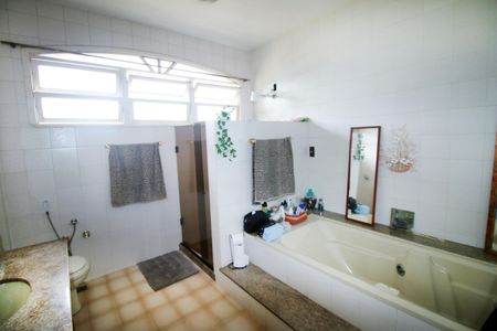 Casa à venda com 335m², 4 quartos e 4 vagasBanheiro da Suíte 4