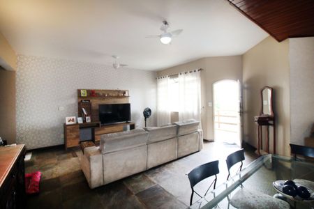 Sala de casa para alugar com 4 quartos, 335m² em Vila Kosmos, Rio de Janeiro