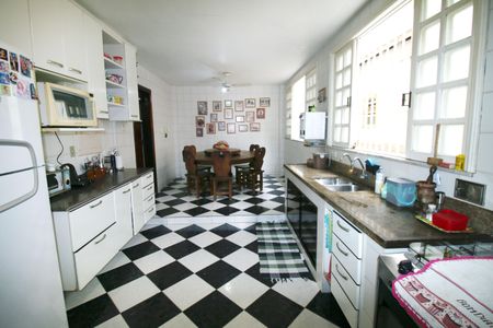 Casa à venda com 335m², 4 quartos e 4 vagasCozinha