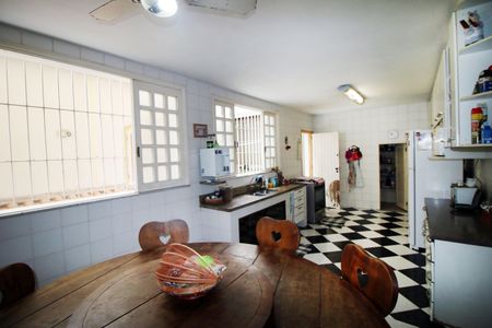 Casa à venda com 335m², 4 quartos e 4 vagasCozinha