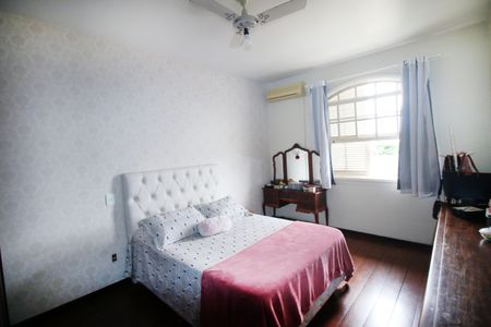 Casa à venda com 335m², 4 quartos e 4 vagasQuarto 4 - Suíte