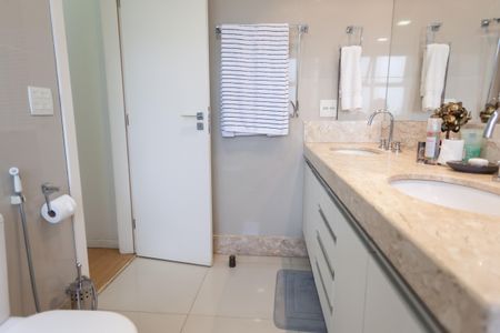 Apartamento à venda com 201m², 3 quartos e 4 vagas Apartamento à venda com 201m², 3 quartos e 4 vagasBanheiro suite 3