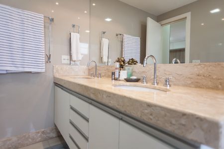 Apartamento à venda com 201m², 3 quartos e 4 vagas Apartamento à venda com 201m², 3 quartos e 4 vagasBanheiro suite 3