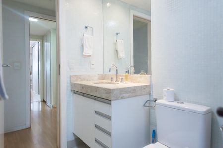 Apartamento à venda com 201m², 3 quartos e 4 vagas Apartamento à venda com 201m², 3 quartos e 4 vagasBanheiro suite 1