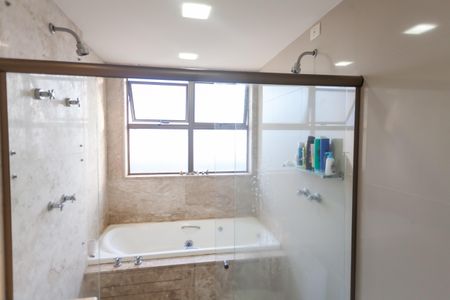 Apartamento à venda com 201m², 3 quartos e 4 vagas Apartamento à venda com 201m², 3 quartos e 4 vagasBanheiro suite 3