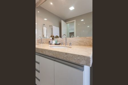 Apartamento à venda com 201m², 3 quartos e 4 vagas Apartamento à venda com 201m², 3 quartos e 4 vagasBanheiro suite 3