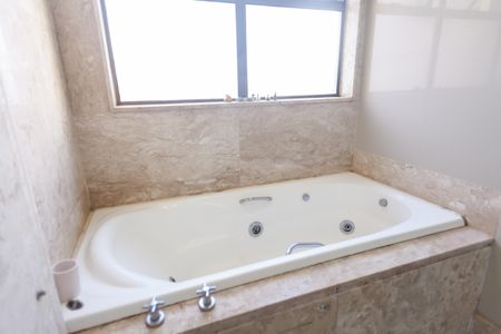 Apartamento à venda com 201m², 3 quartos e 4 vagas Apartamento à venda com 201m², 3 quartos e 4 vagasBanheiro suite 3