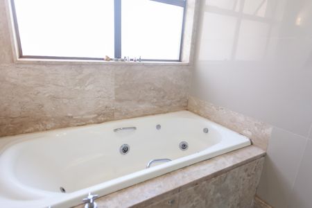 Apartamento à venda com 201m², 3 quartos e 4 vagas Apartamento à venda com 201m², 3 quartos e 4 vagasBanheiro suite 3