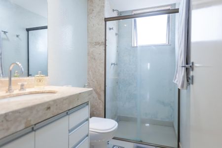 Apartamento à venda com 201m², 3 quartos e 4 vagas Apartamento à venda com 201m², 3 quartos e 4 vagasBanheiro suite 1