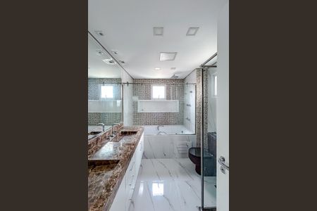 Apartamento à venda com 202m², 5 quartos e 4 vagasBanheiro da Suíte 1